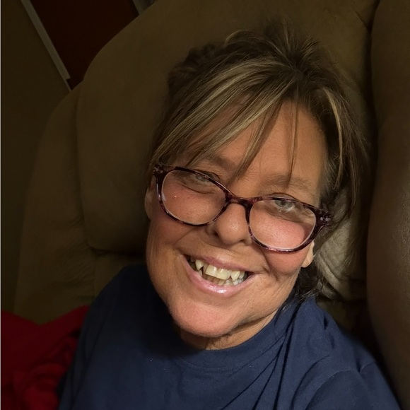 Meet your Posher, Nicole - Picture 3 of 3